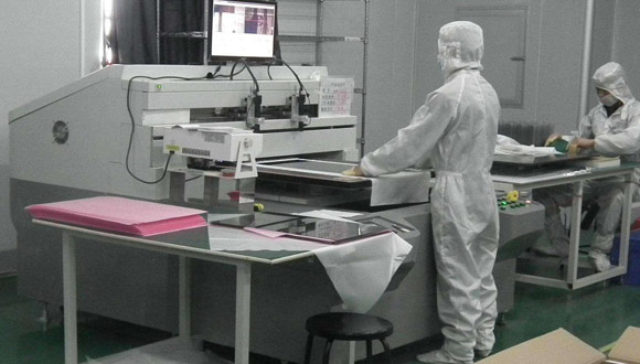 玻璃切割機操作者應熟悉設備的性能和結(jié)構(gòu)